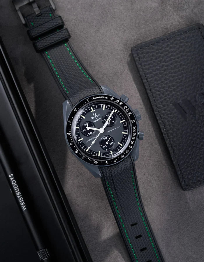 Pulseira de Borracha Curva Premium - Bolinhas Pretas e Verdes